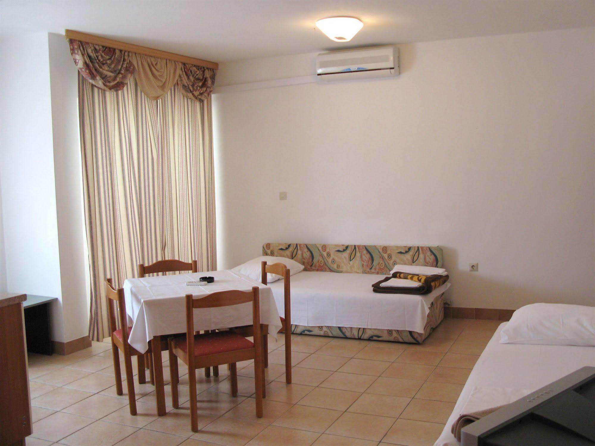 Hotel Vila 4m Ražanac Esterno foto
