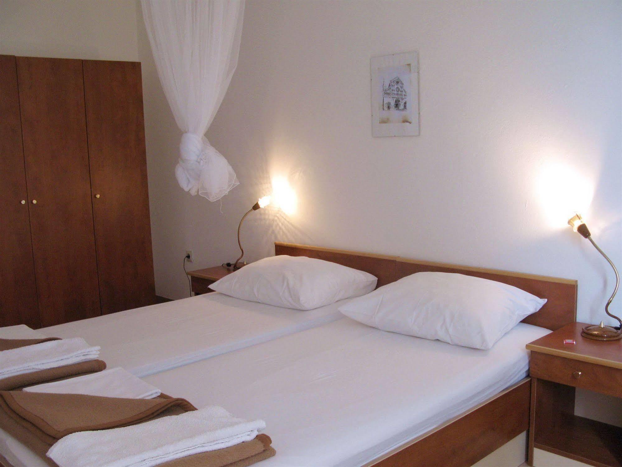 Hotel Vila 4m Ražanac Esterno foto